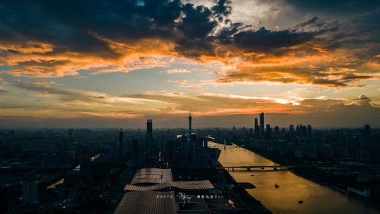 城市中的日落 前景中有河流