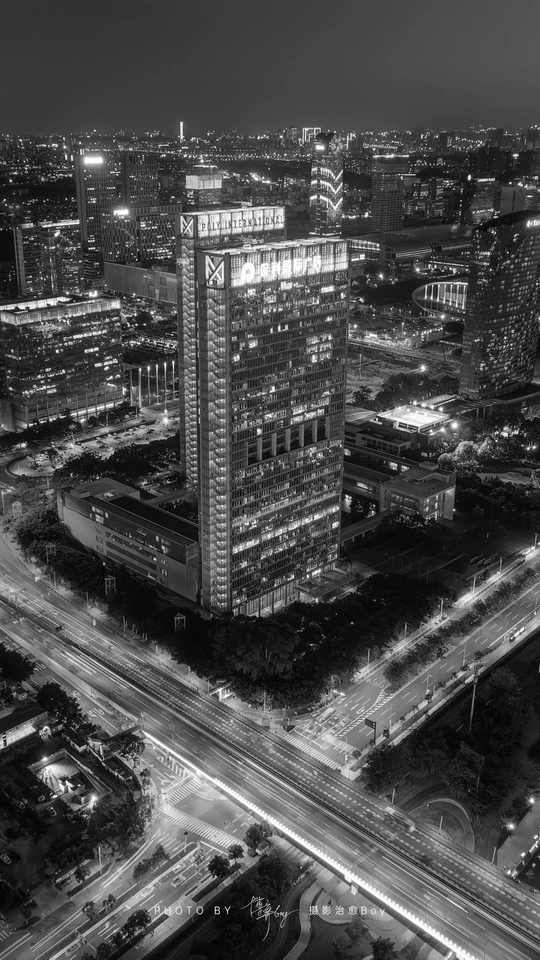 一张夜晚城市的黑白照片
