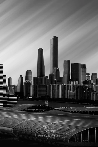 城市天际线 摩天大楼和其他建筑的黑白图像