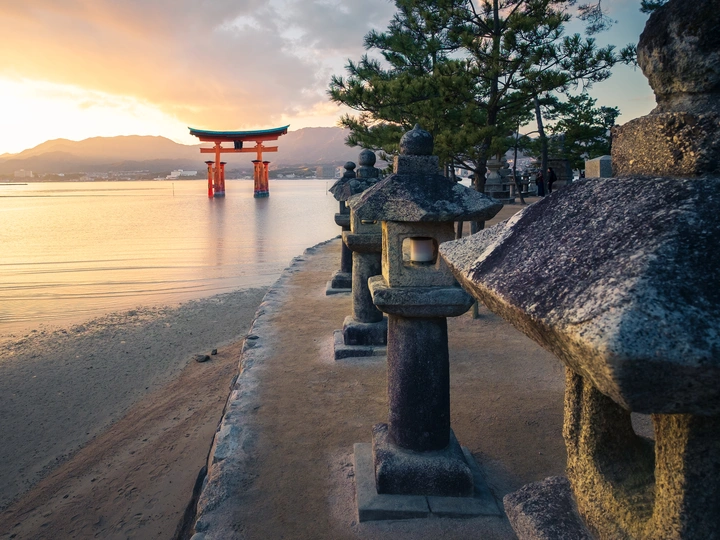 夕阳中的海中鸟居