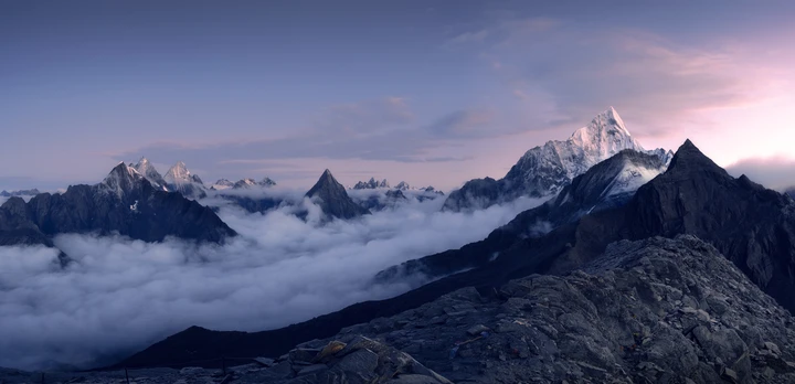 云海中沉睡的群山