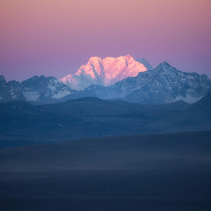 日出前的干城章嘉峰