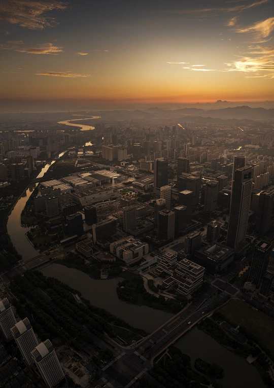 空中俯瞰一座大型城市 有许多高楼大厦和一条河流。