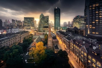 夜晚的高楼城市天际线