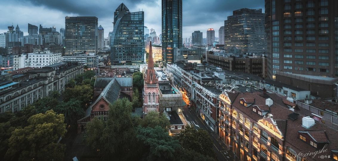 夜晚的城市 有许多高楼大厦。