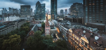 夜晚的城市 有许多高楼大厦。