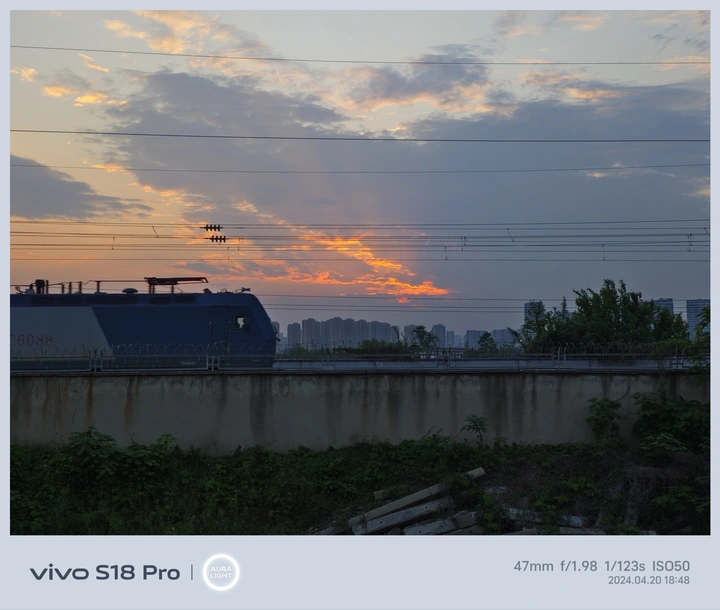 火车与夕阳的邂逅