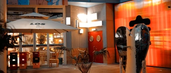 在商店前面的桌子上放着一个冲浪板雕塑。