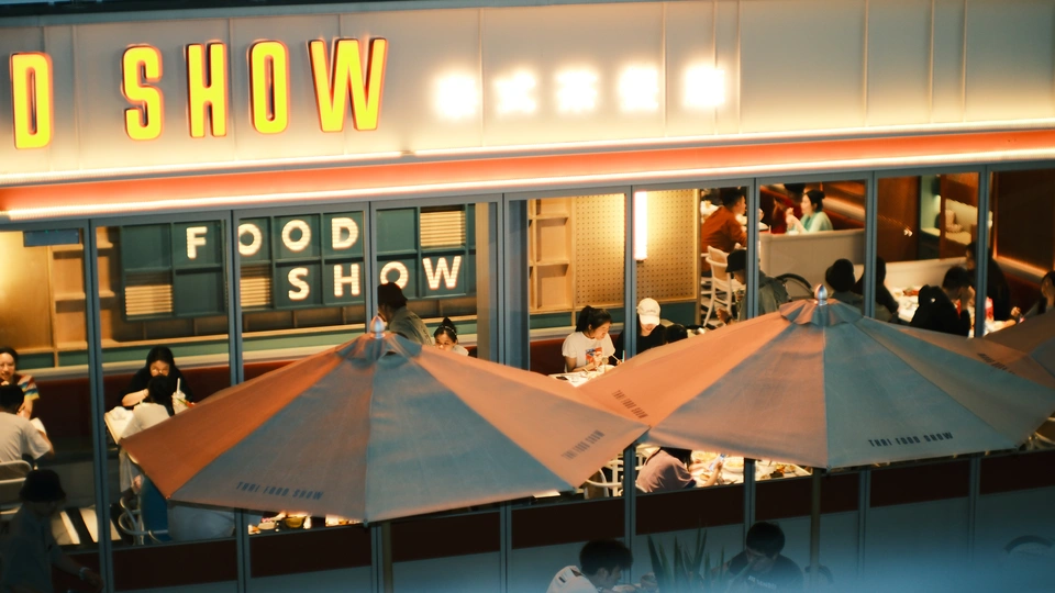 餐厅的户外露台 人们坐在桌子旁