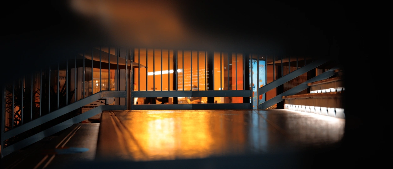 一个黑暗的房间 木质地板和楼梯