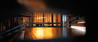 一个黑暗的房间 木质地板和楼梯