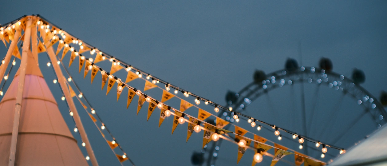 一个夜晚的游乐园里的一个摩天轮