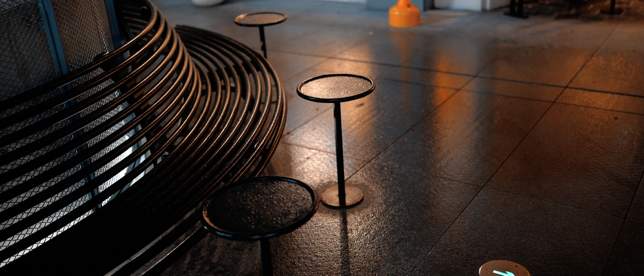 在一栋建筑物的内部 靠近一张桌子的一张长凳。