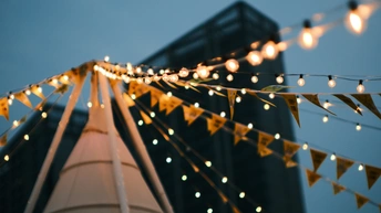 前面有灯光的摩天大楼