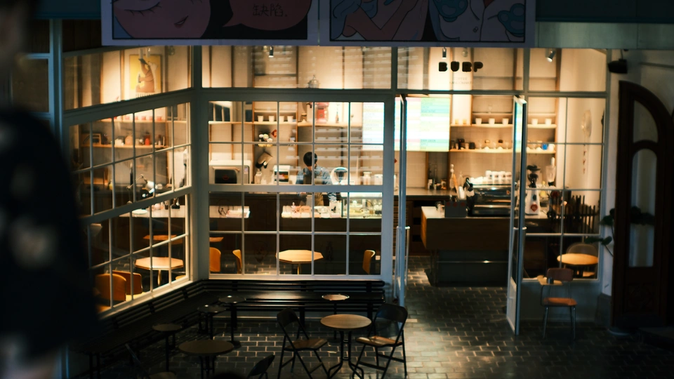 一个夜晚进入餐厅的男人 可以看到建筑的外部景观。