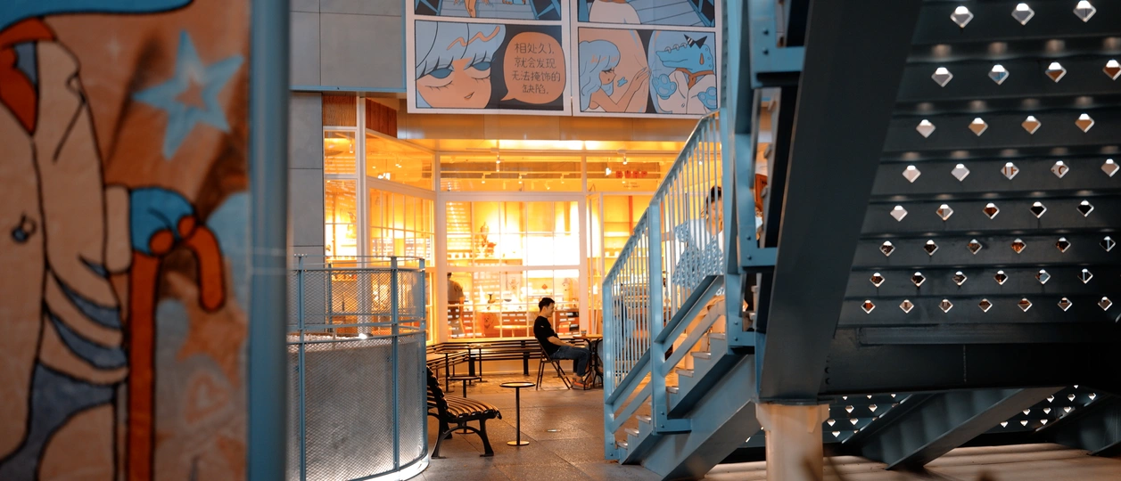 一个人走下楼梯