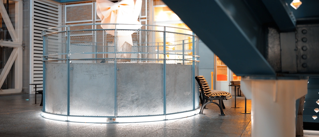 一个内部有金属结构的房间