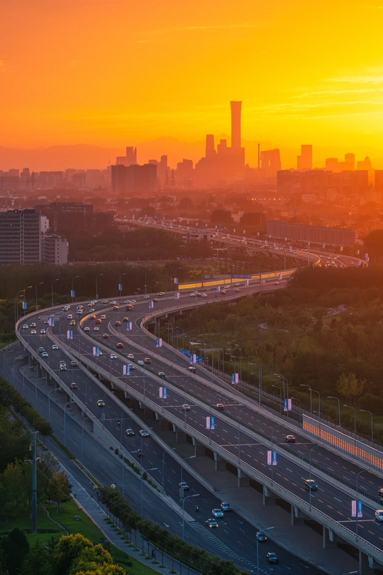夕阳或日出时的一座城市 太阳落山时映照在天际线上和交通上。