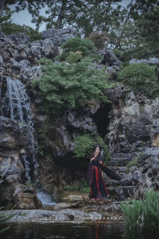 站在瀑布前的女人