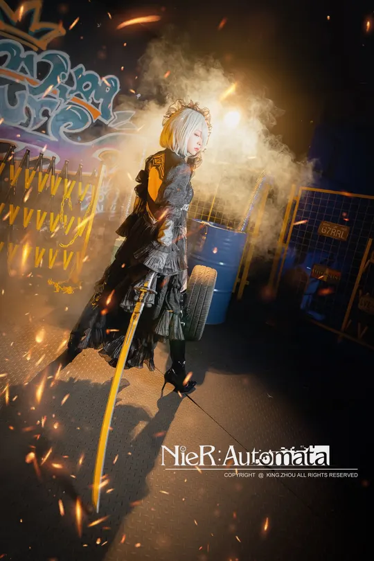 一个人在夜晚带着一件艺术品