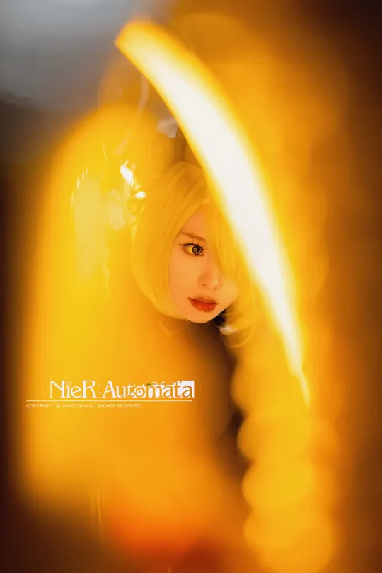 一位女性在镜子里 背后有黄色灯光