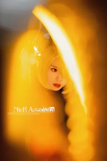 一位女性在镜子里 背后有黄色灯光