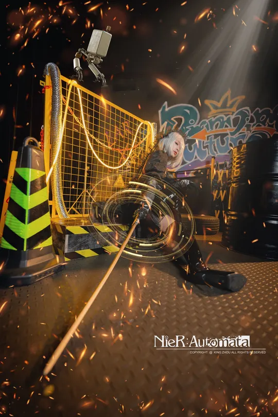 一个人在舞台上拿着吸尘器