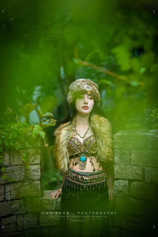 一位站在森林中间的女人