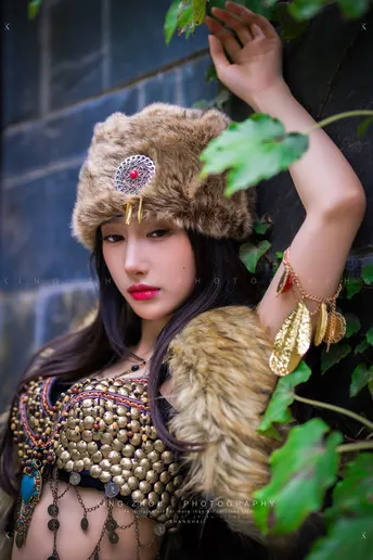 一位穿着传统服装的女孩正在摆姿势