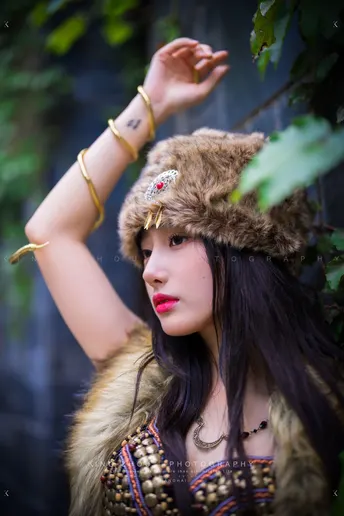 一位美丽的年轻女子身着美洲原住民服装