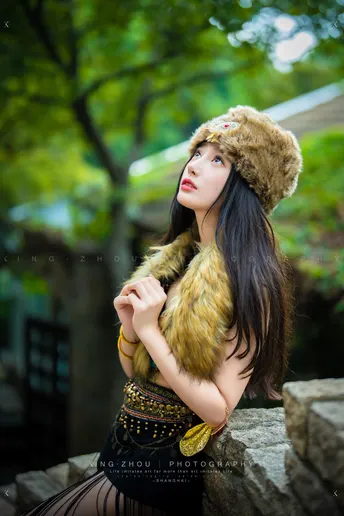 一位穿着皮帽和皮夹克的女人