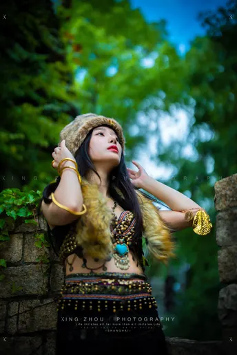 一位带着帽子的美女在森林里