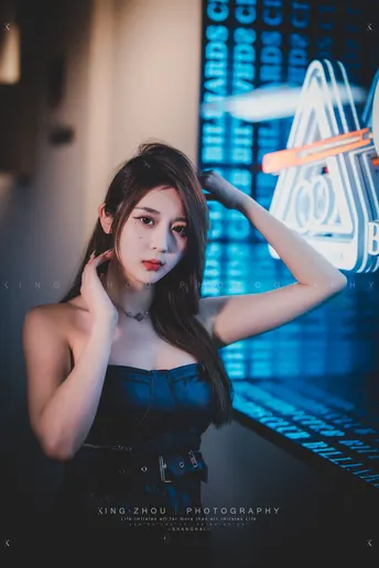 一位年轻女子在电脑前摆姿势
