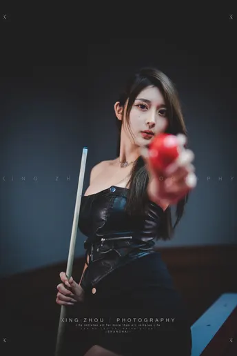 一位女士手持棒球棍 手拿红苹果摆姿势