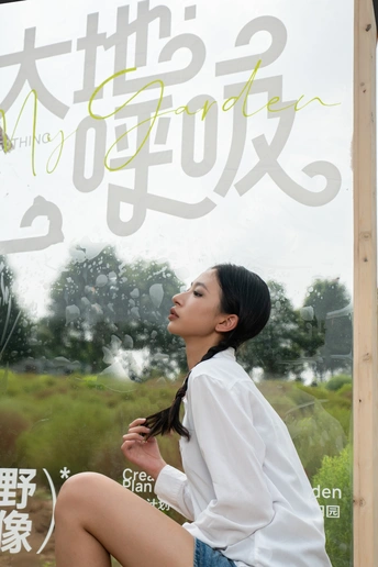 一位坐在窗前的女士的海报