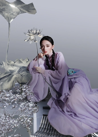 一个穿着紫色和服 打着传统雨伞的漂亮女人