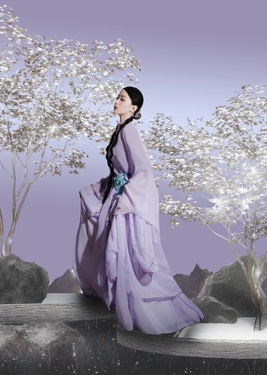 一个穿着紫色和服的女人站在岩石上