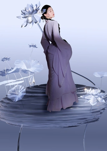 一位身穿紫色连衣裙的美女撑着伞站在水中的插图