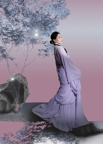 一个穿着紫色连衣裙的漂亮女孩在树旁