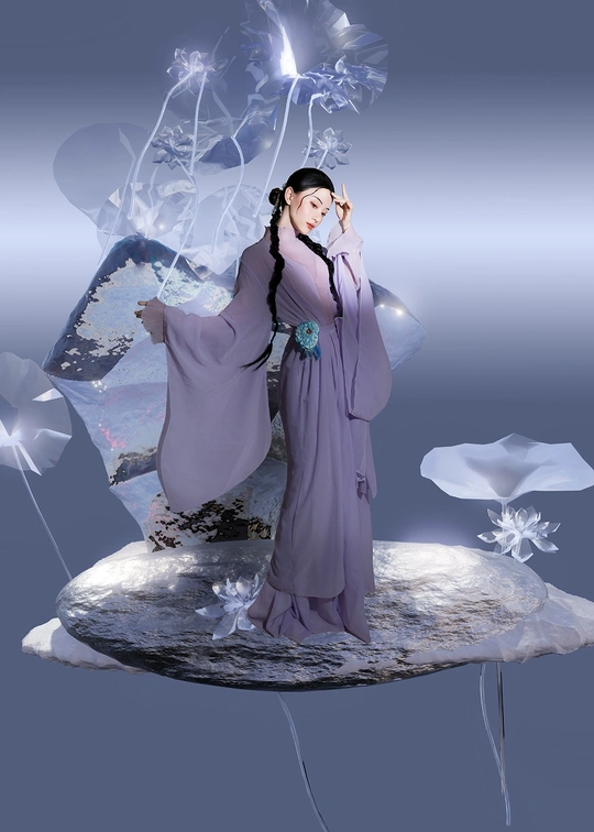 一个穿着紫色和服的女人站在雪地里