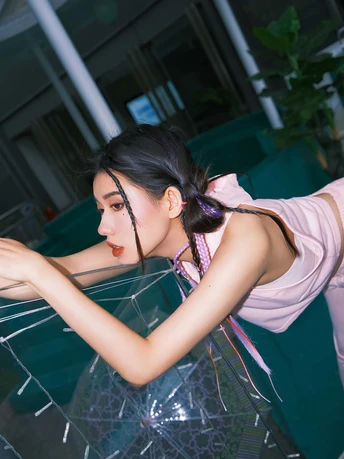 一位年轻女子正在一张桌子上修理一个破裂的镜子