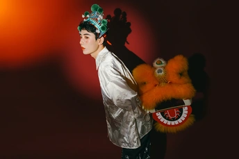 一个穿着服装抱着一个人的年轻人