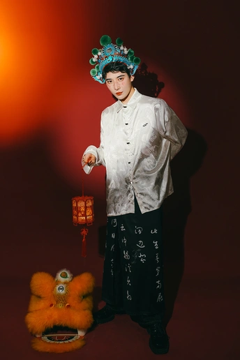 一个人穿着厨师装拿着灯笼 一个人戴着帽子