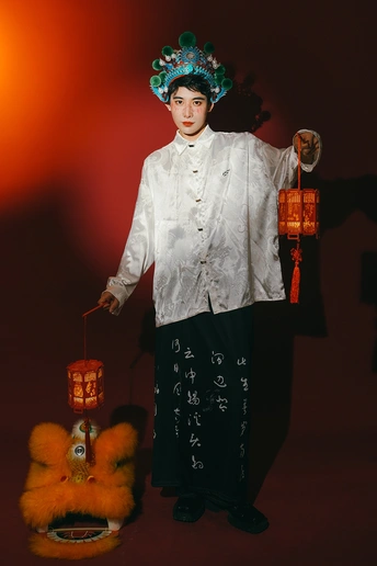 一个穿着白色服装的年轻人拿着灯笼
