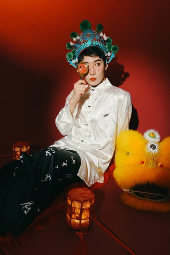 一个穿着白色服装的女人拿着灯笼坐在一个男人旁边