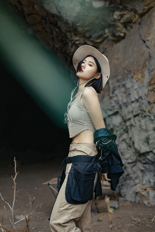 一个戴帽子和背包的年轻女子在一个洞穴里