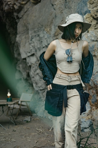 戴帽子和背包的女人在户外走路