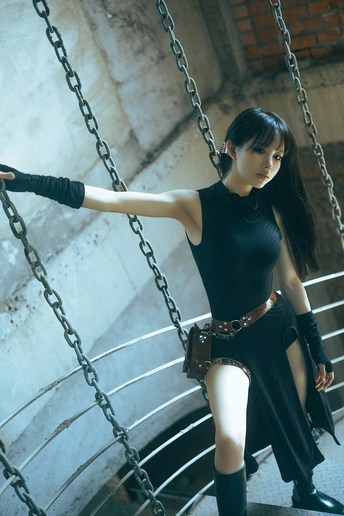 一位穿黑色衣服的女人在链条上摆姿势