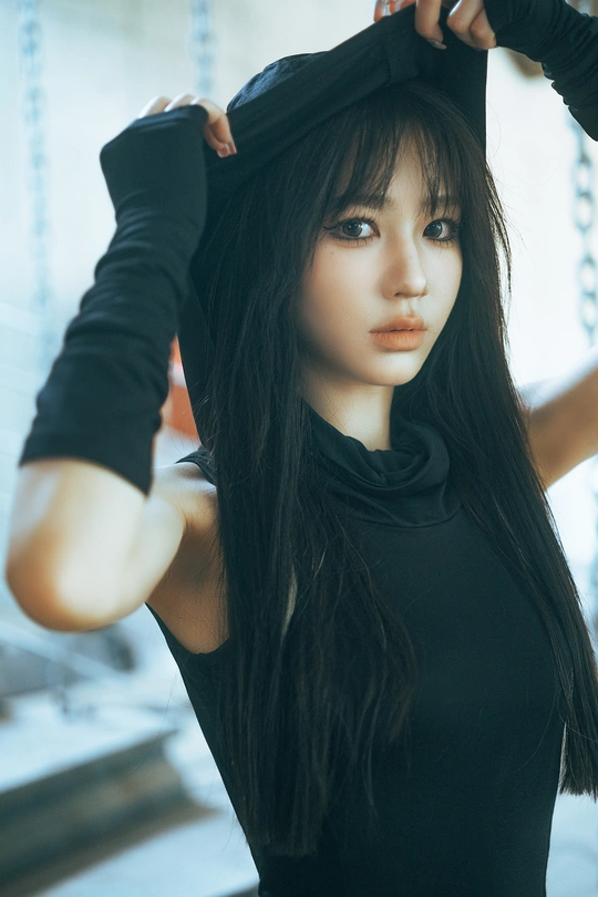 一位长发女子戴着黑色帽子