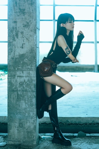 在一座废弃的建筑里 一个穿黑靴子的女孩